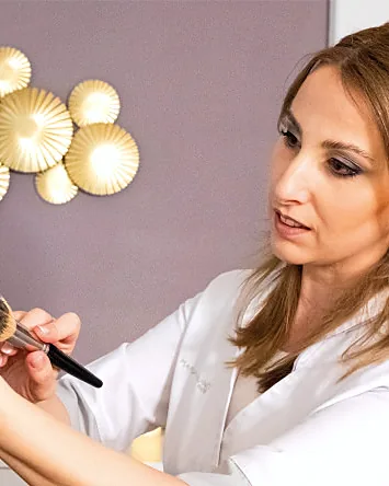 Make-up mit dem Pinsel, aufgetragen von Kerstin